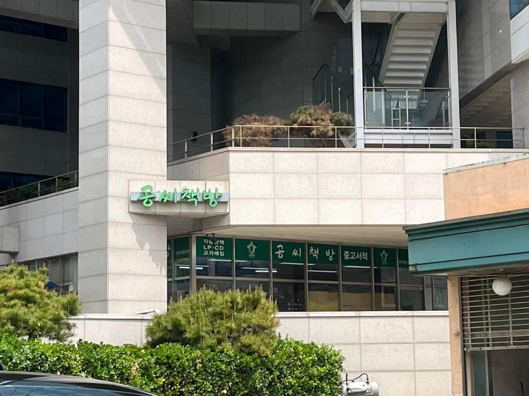 야외, 육상 차량, 자동차, 차량이(가) 표시된 사진

자동 생성된 설명