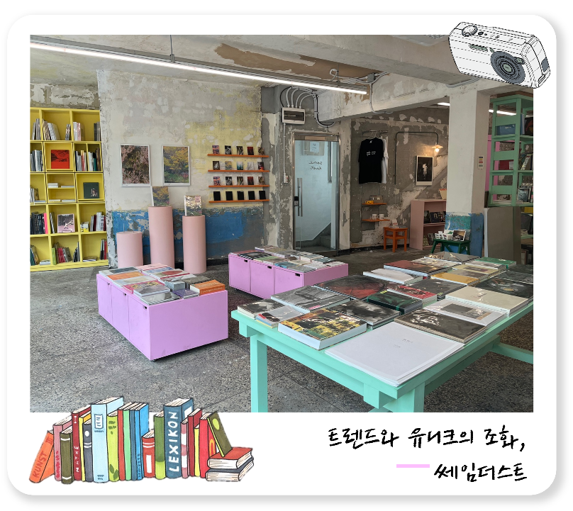 책, 텍스트, 실내, 상자이(가) 표시된 사진

자동 생성된 설명