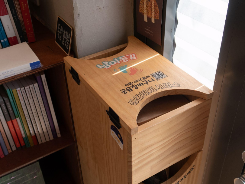가구, 책장, 책, 선반이(가) 표시된 사진

AI 생성 콘텐츠는 정확하지 않을 수 있습니다.