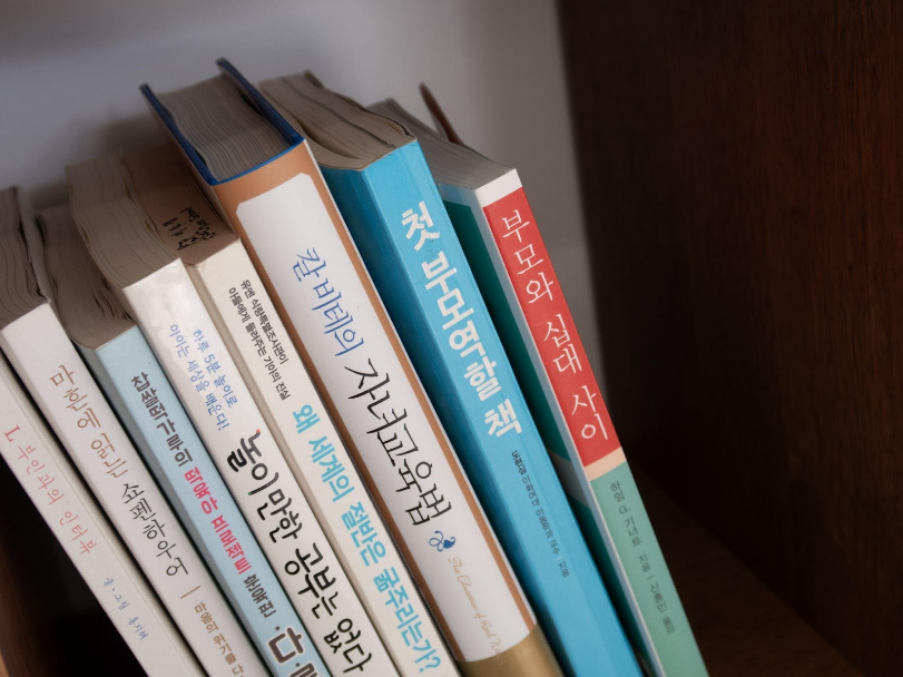 텍스트, 출판, 책, 실내이(가) 표시된 사진

AI 생성 콘텐츠는 정확하지 않을 수 있습니다.